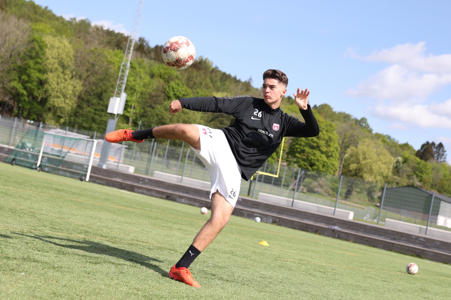 Tekniktränande fotbollsspelare på Änglagårdsskolan.