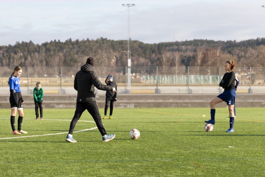 Tränare som leder en fotbollsträning