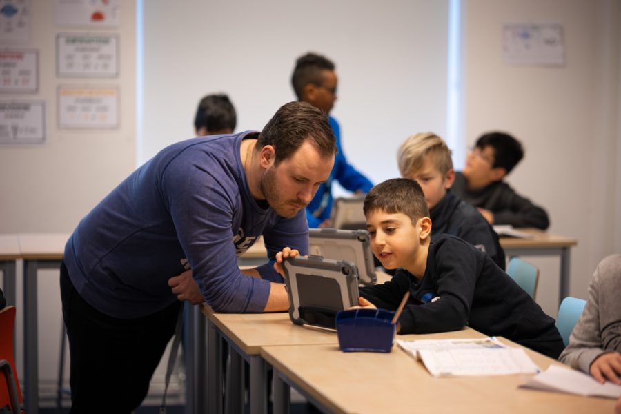 Lärare som hjälper elev i klassrum