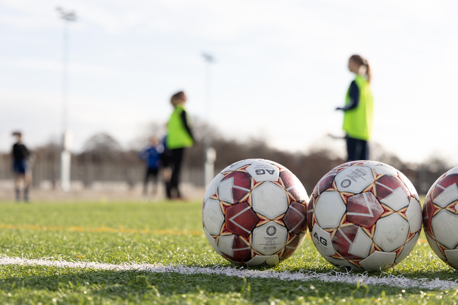 Fotbollar och fotbollsspelare under en träning på Änglagårdsskolan.