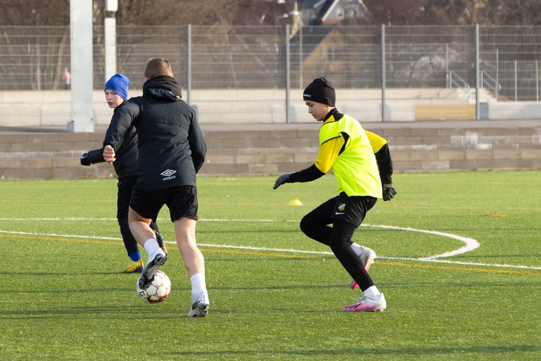 Tre killar som spelar fotboll