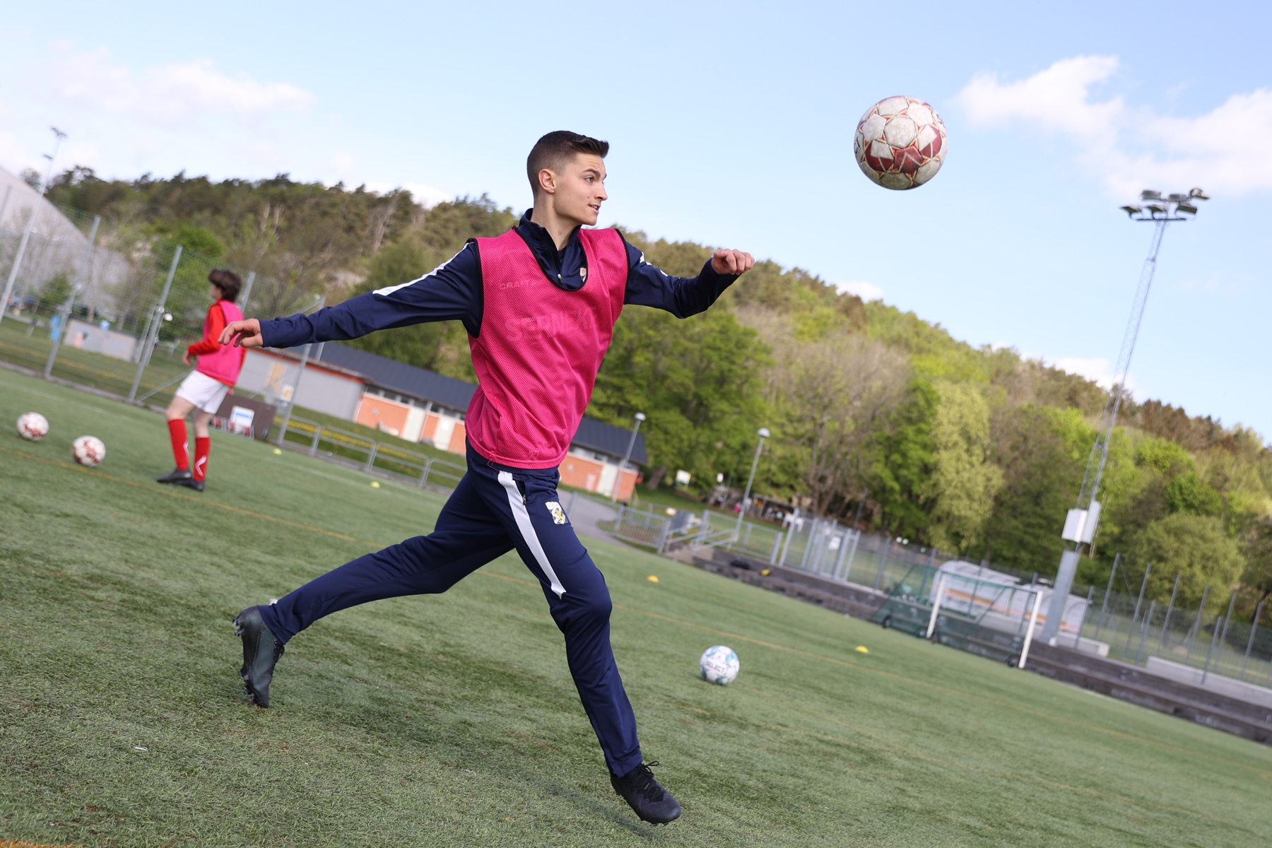 Fotbollsspelare tränar volley på Änglagårddskolan.